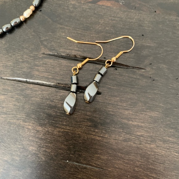 Hanging earrings and necklace. - Picture 4 of 5